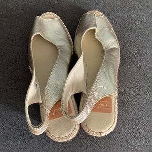 Anthropologie Fabiolas Slingback Champagne Metallic Wedges